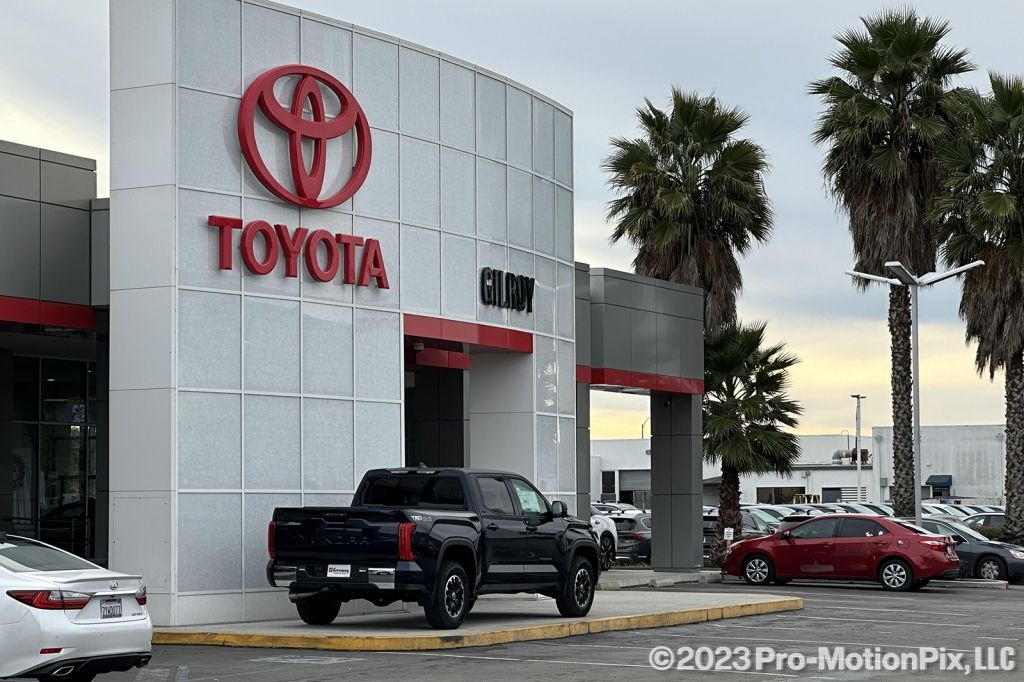 Used 2005 Silver Toyota LE image 10