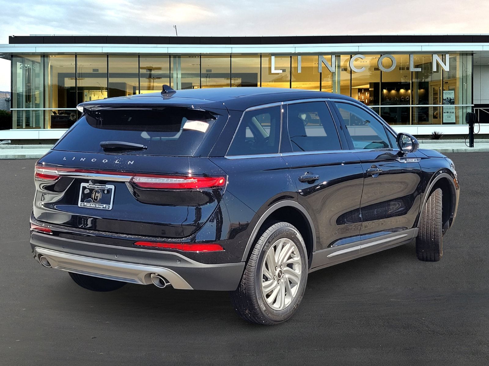 Used 2025 Black Lincoln Premiere image 4