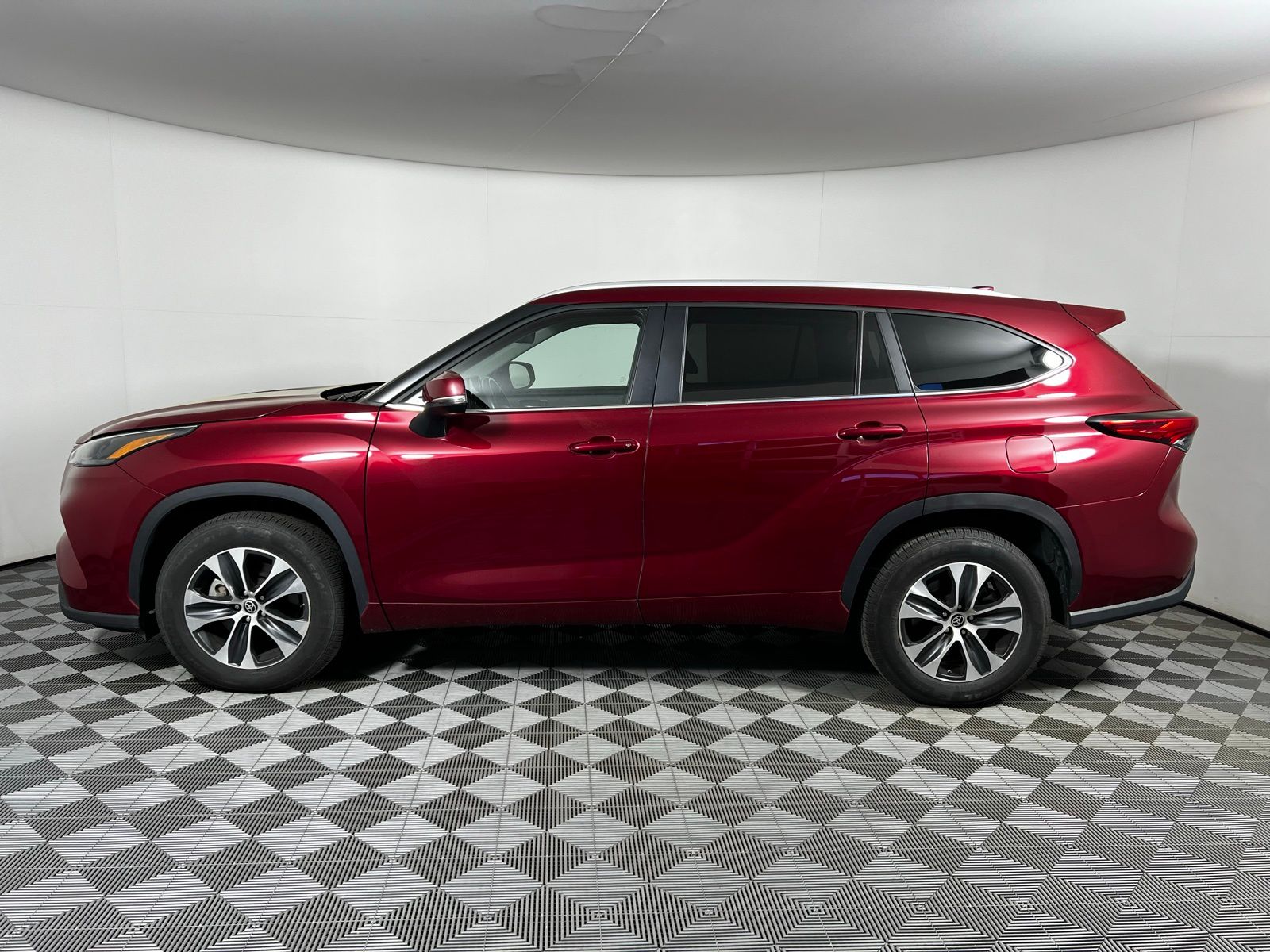 Thumbnail: 2022 Toyota Highlander - 8