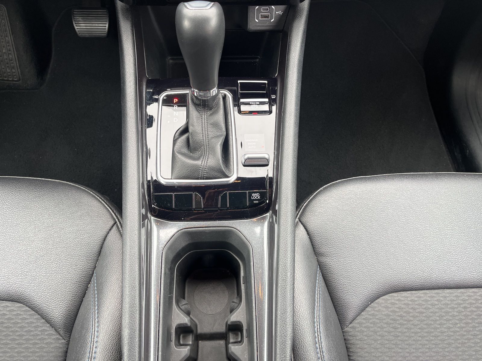 Used 2025 White Jeep Latitude image 29