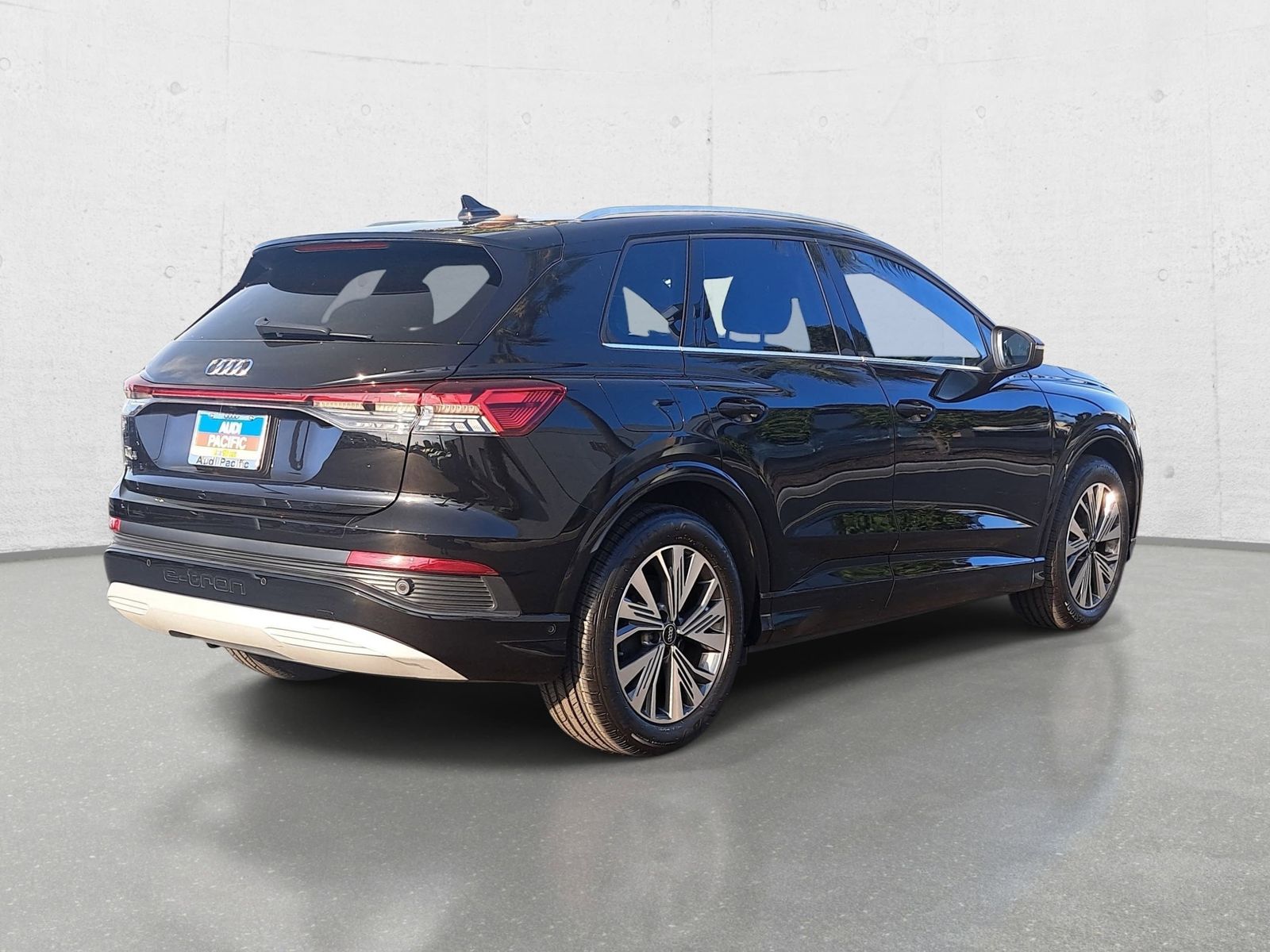 View vehicle photo 5