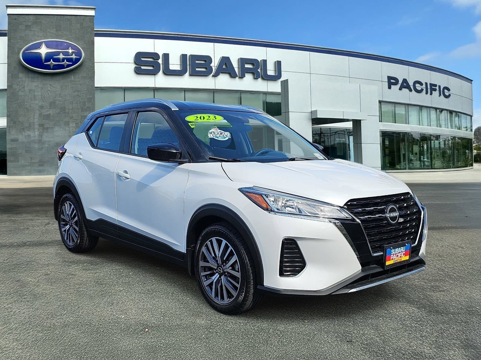 Aspen White/Super Black 2023 Nissan Kicks SV FWD SUV / Crossover Front-Wheel Drive Continuously Variable Transmission