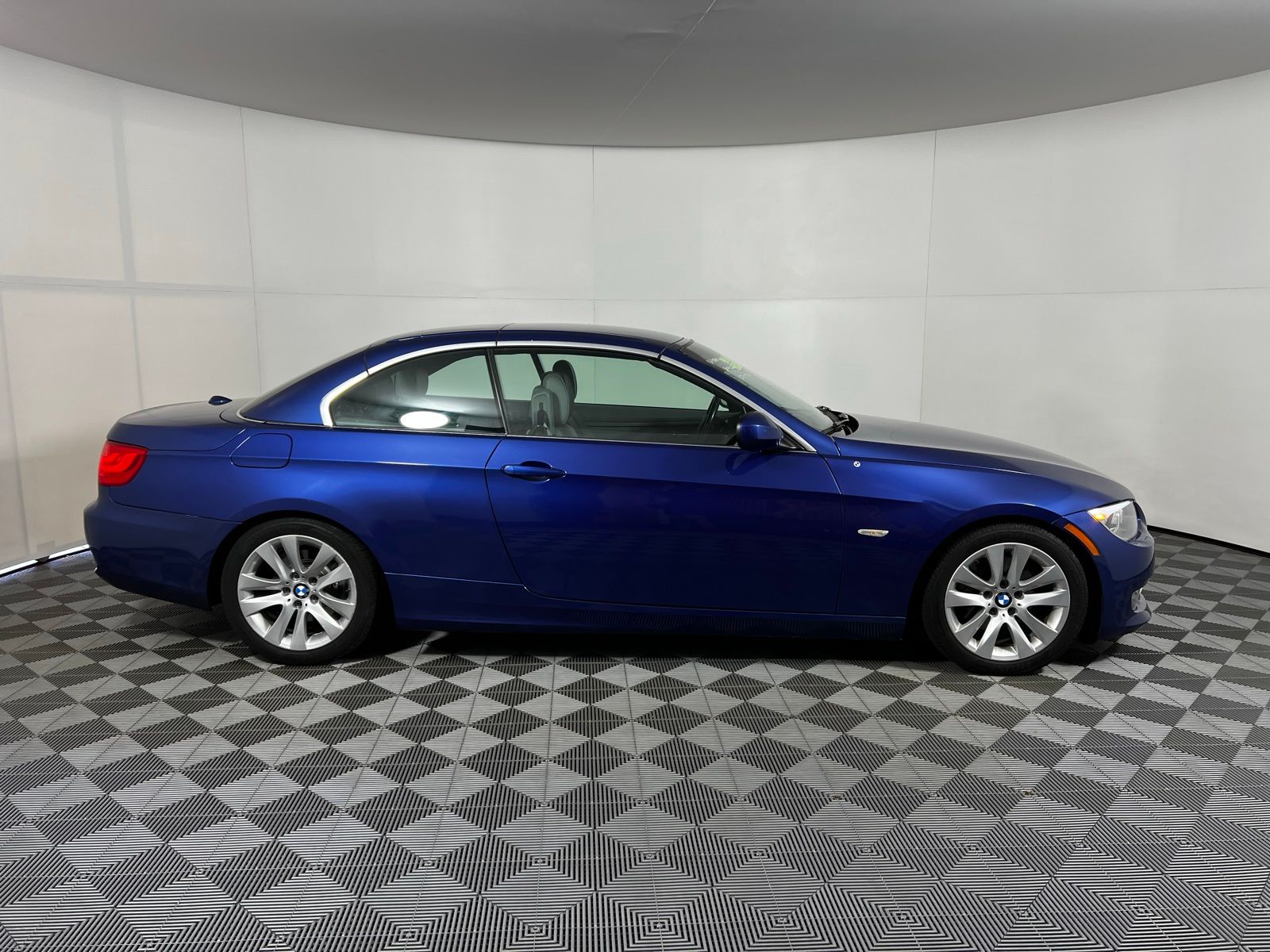 Thumbnail: 2011 BMW 3 Series - 4