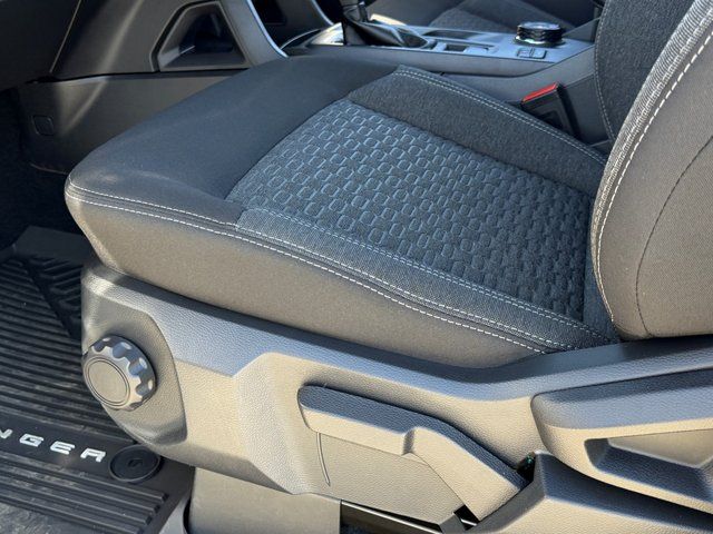 New 2025 Oxford White Ford XLT image 18