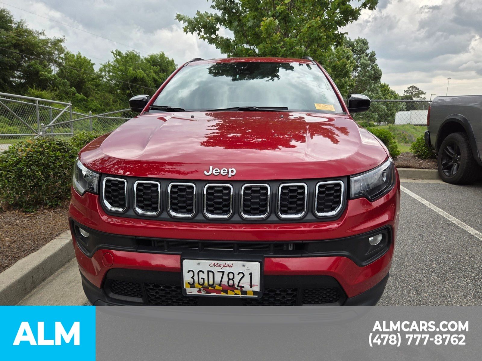 Used 2025 Red Hot Pearlcoat Jeep Latitude image 28
