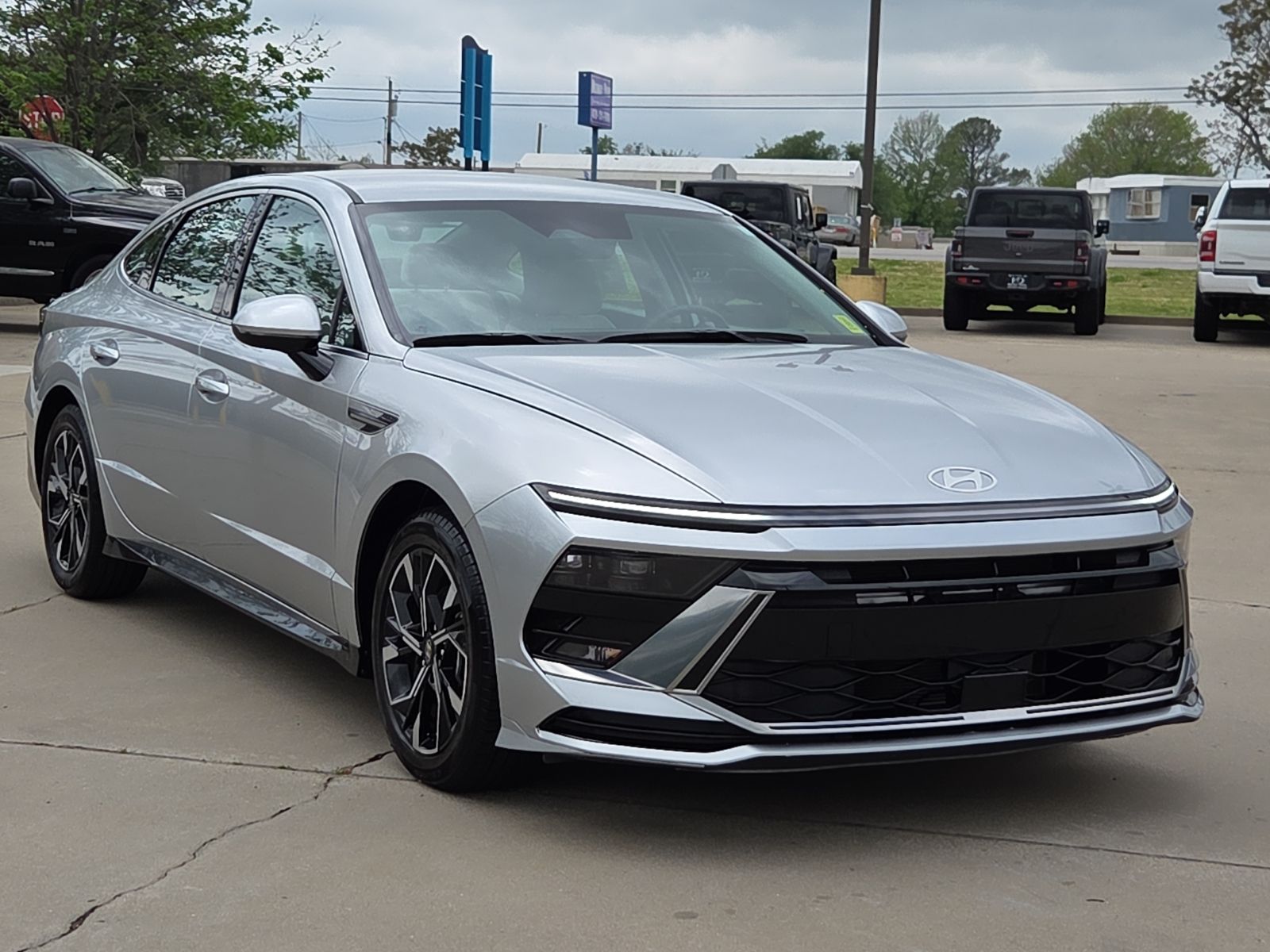 Silver 2024 Hyundai Sonata SEL FWD Sedan Front-Wheel Drive 8-Speed Automatic