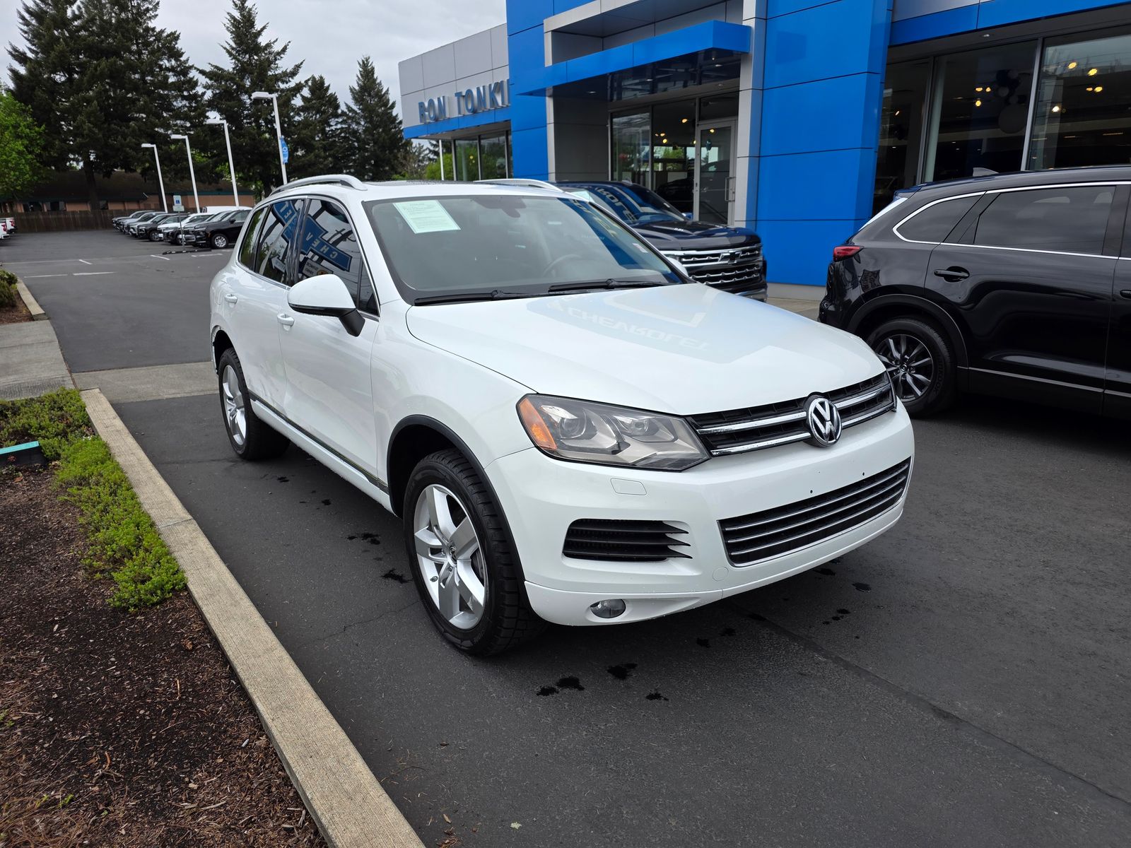 Pure White 2014 Volkswagen Touareg SUV / Crossover 8-Speed Automatic