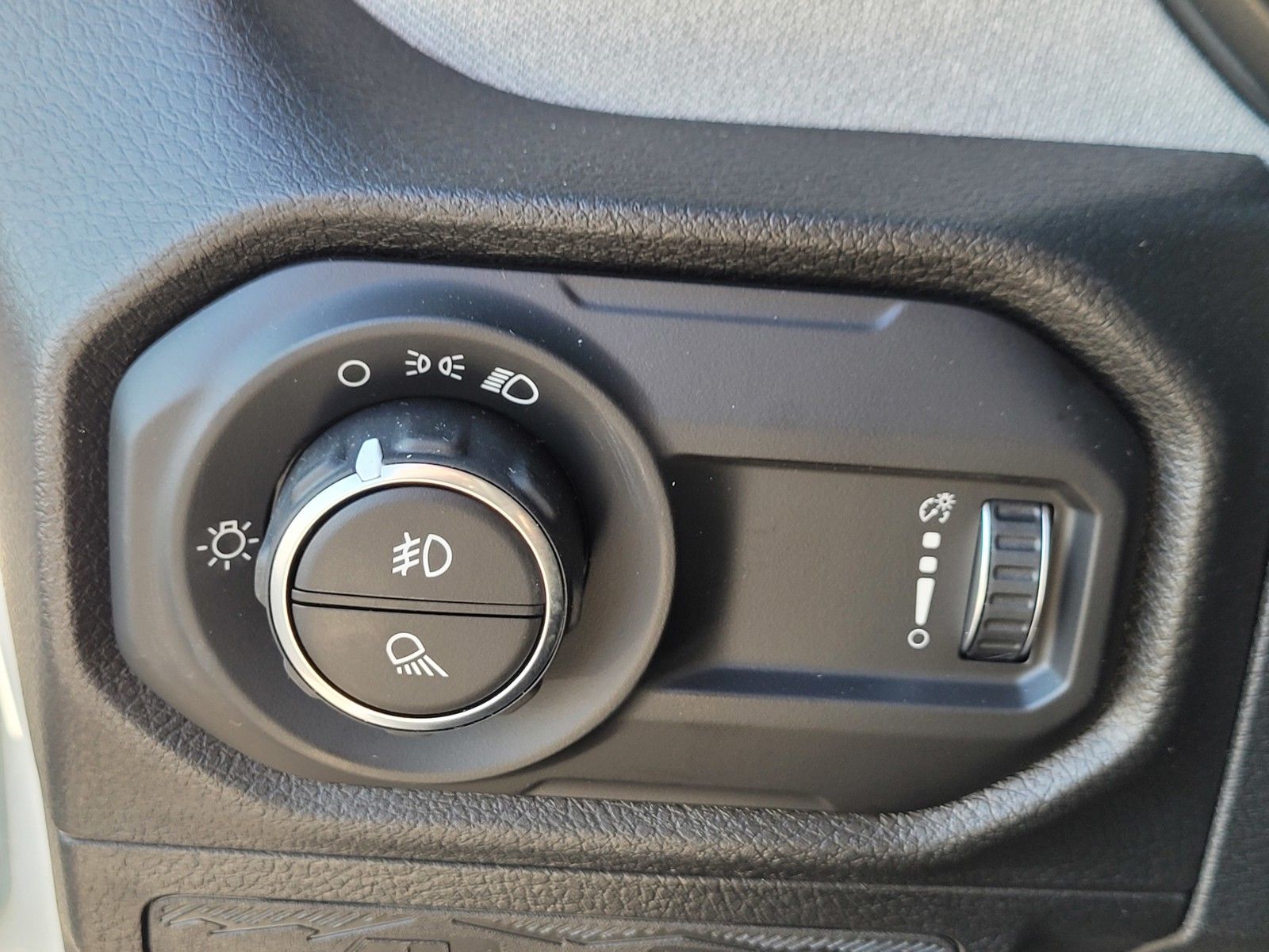 New 2026 White/off-white Jeep Sport image 23