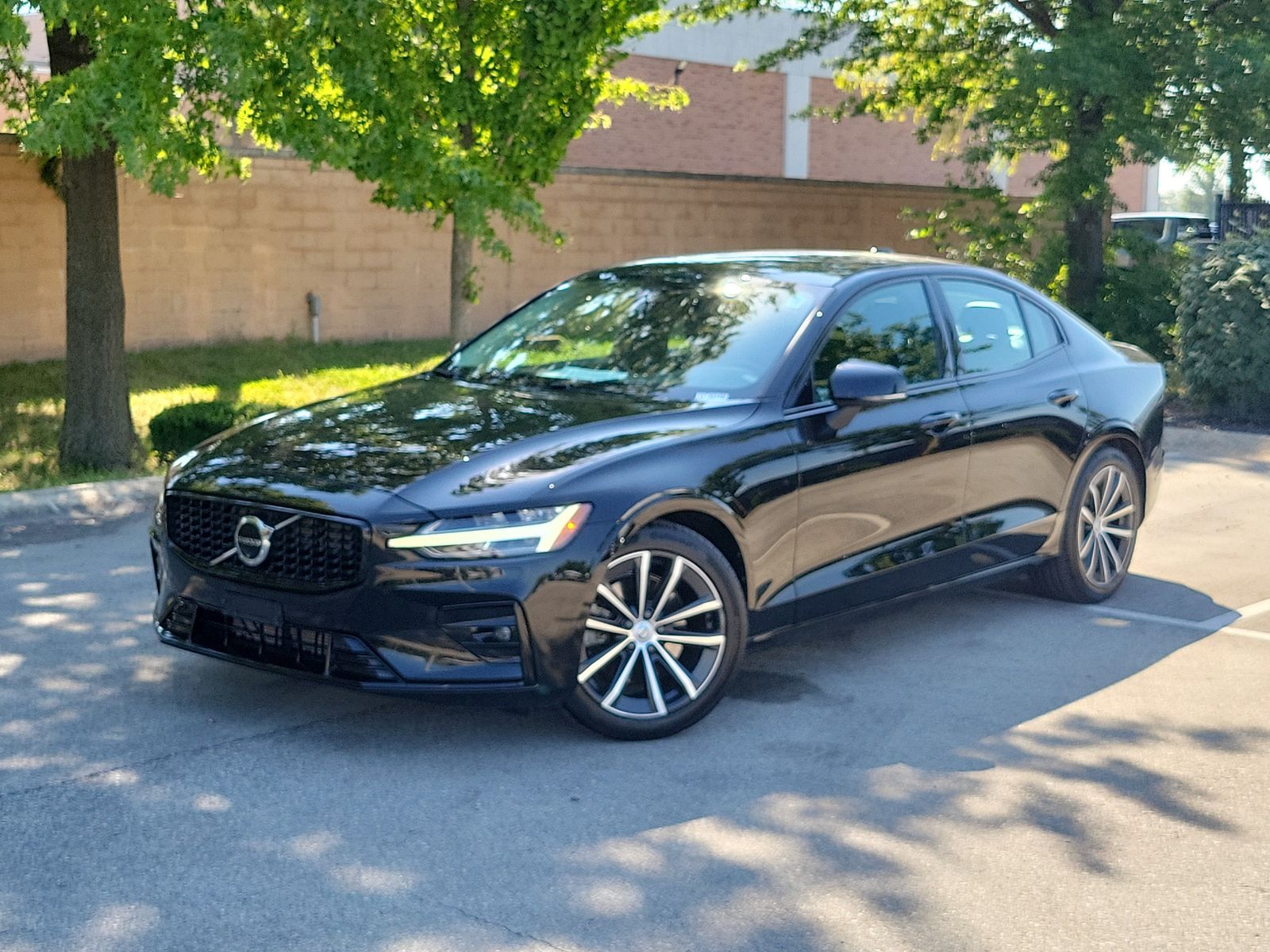2024 Volvo S60 B5 Plus Dark Theme AWD    