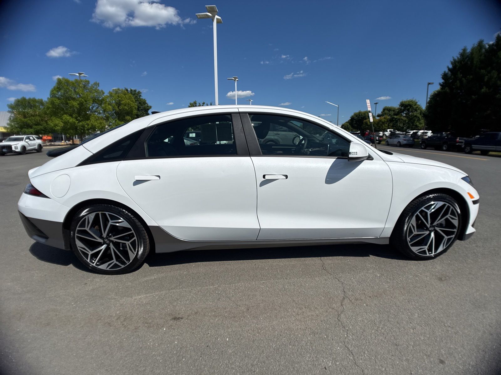 Used 2024 White Hyundai SEL image 2