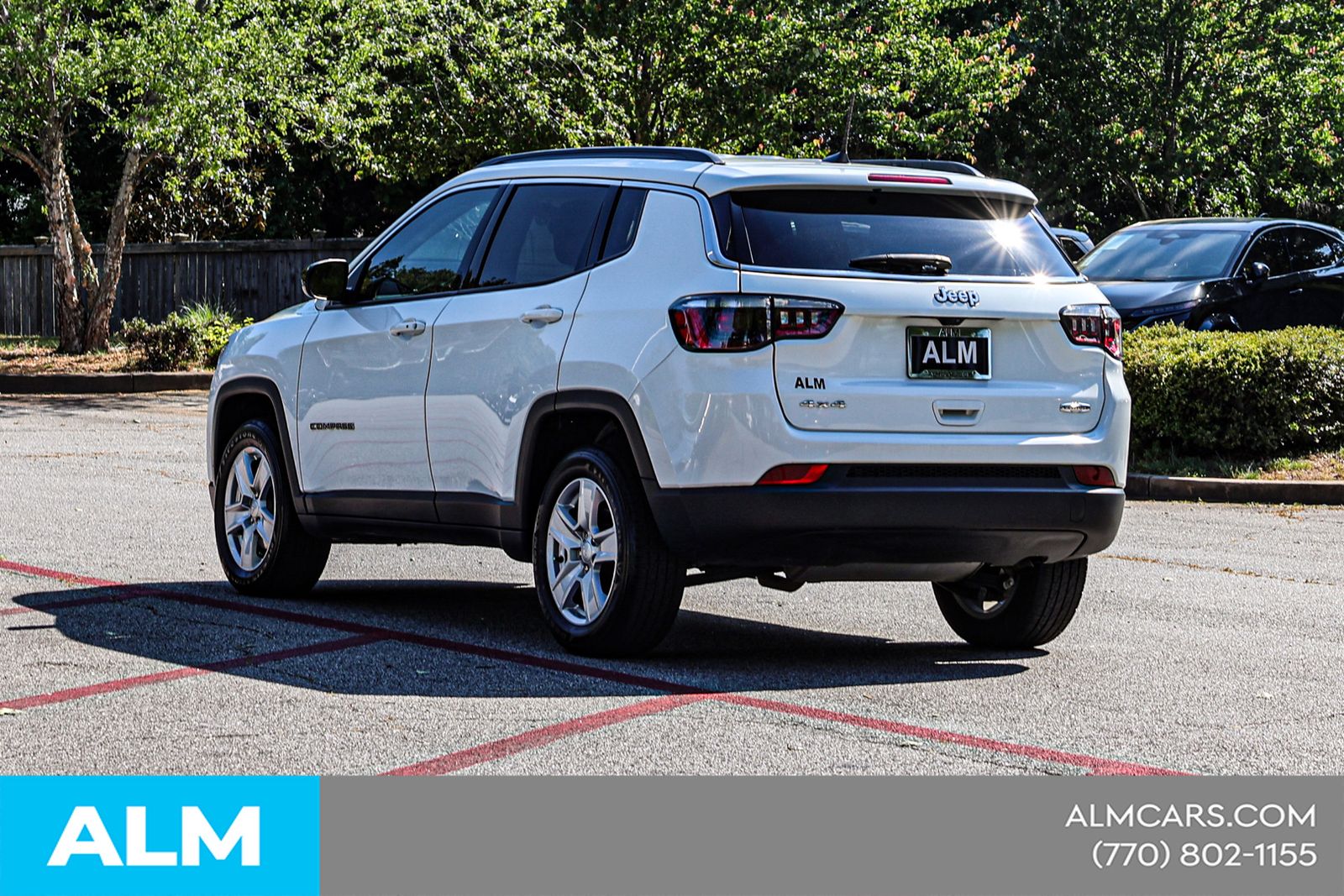 Used 2022 White Jeep Latitude image 9