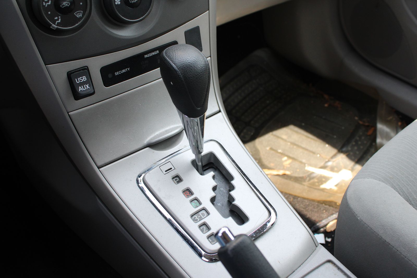 Used 2013 Black Toyota LE image 15