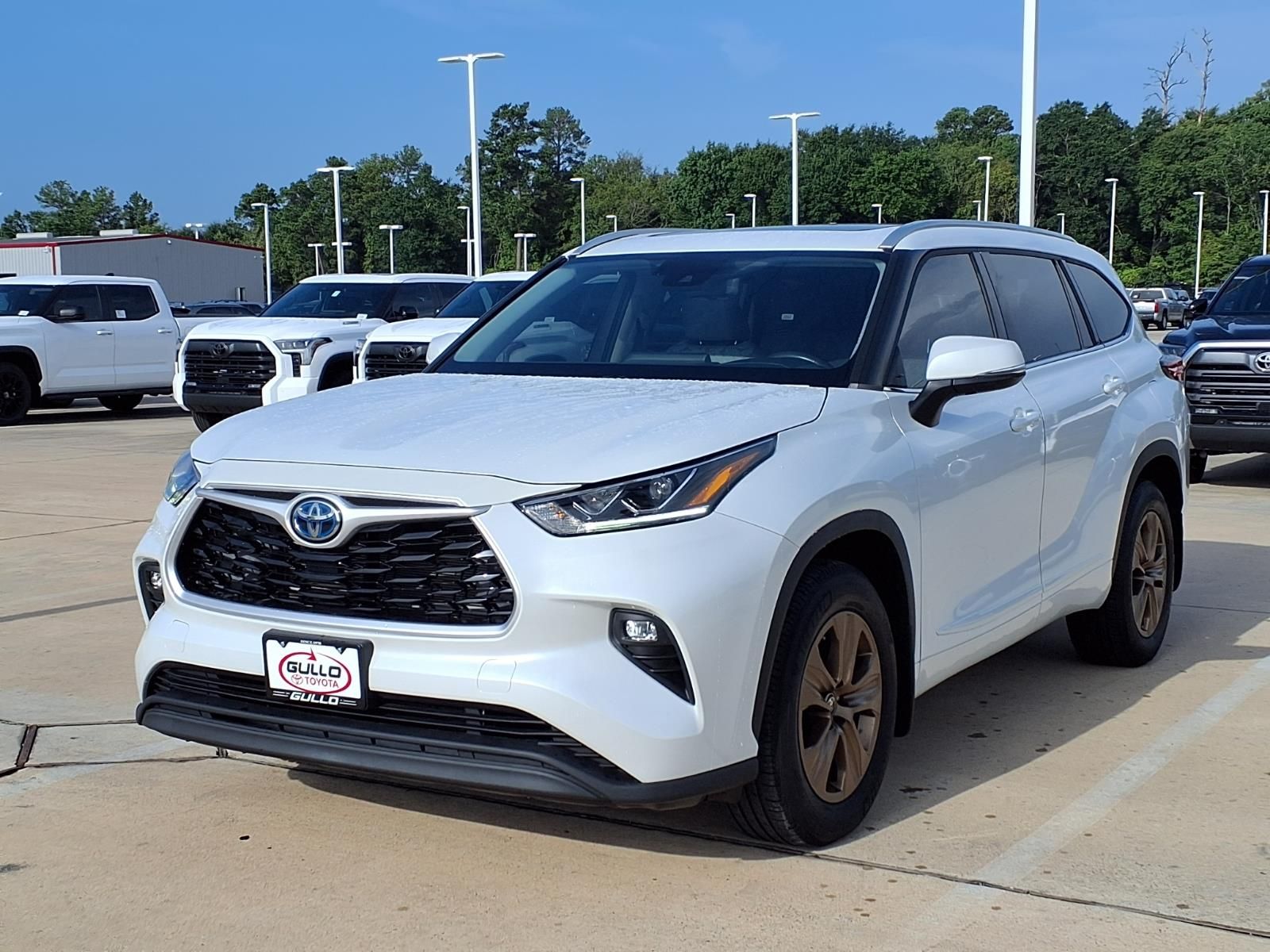 2022 Toyota Highlander Hybrid Bronze Edition Beige at Toyota of Victoria