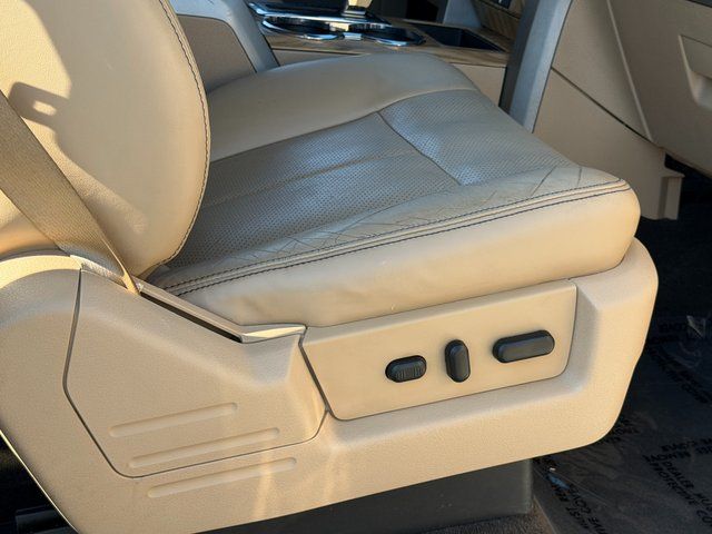 Used 2011 White Ford Lariat image 27
