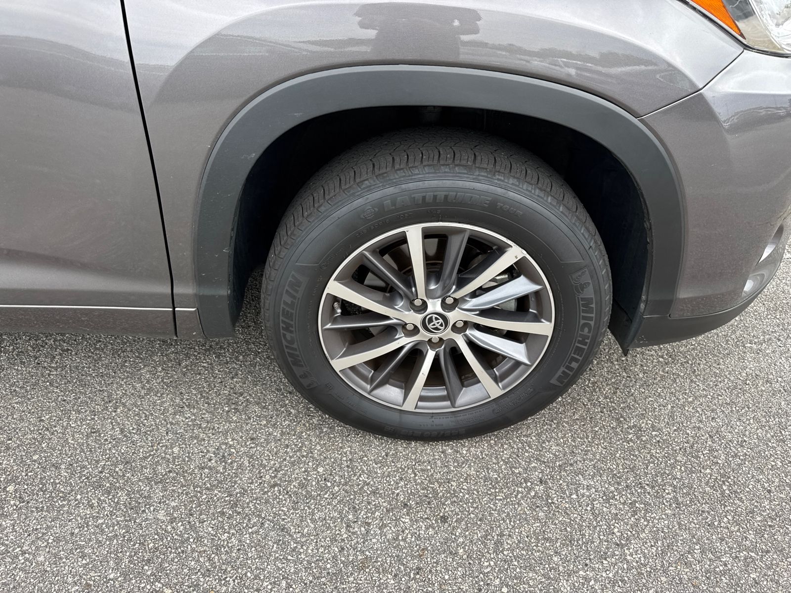 Used 2018 Gray Toyota XLE image 12