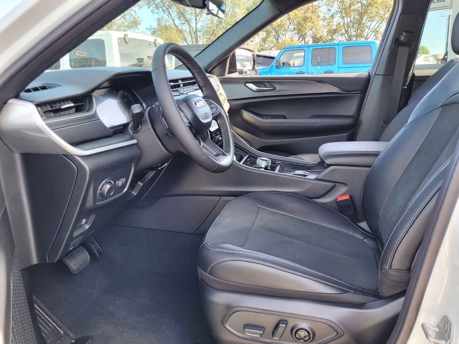 2025 Jeep Grand Cherokee Altitude X photo 2