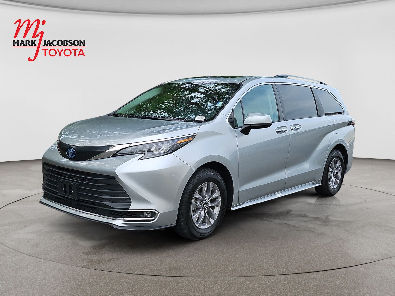 Celestial Silver Metallic 2024 Toyota Sienna Minivan Front-Wheel Drive Continuously Variable Transmission