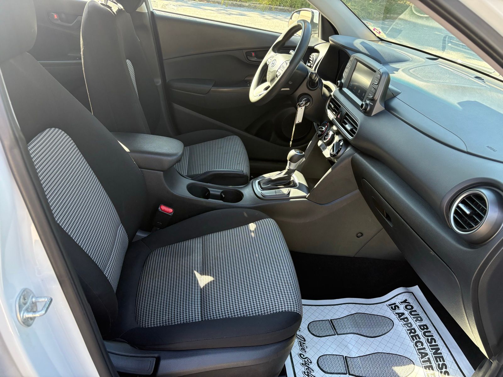 2021 Hyundai Kona SE photo 2