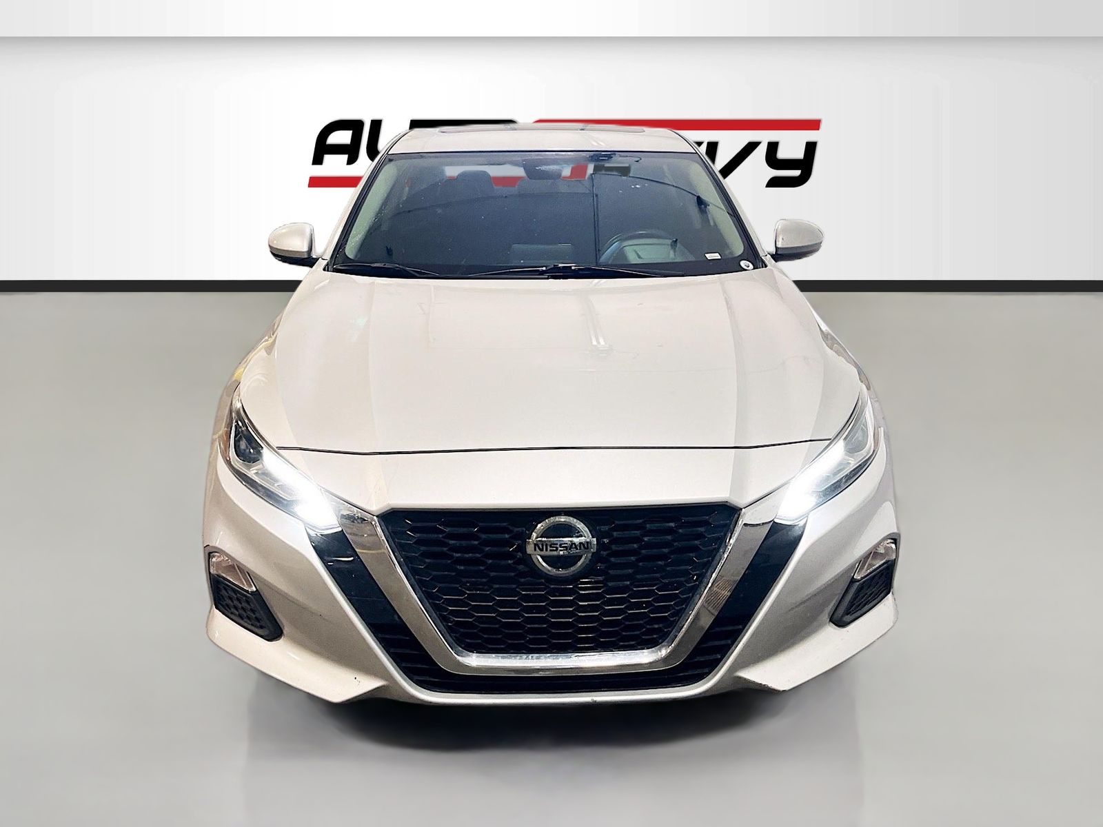 Used 2021 Silver Nissan 2.5 SV image 2