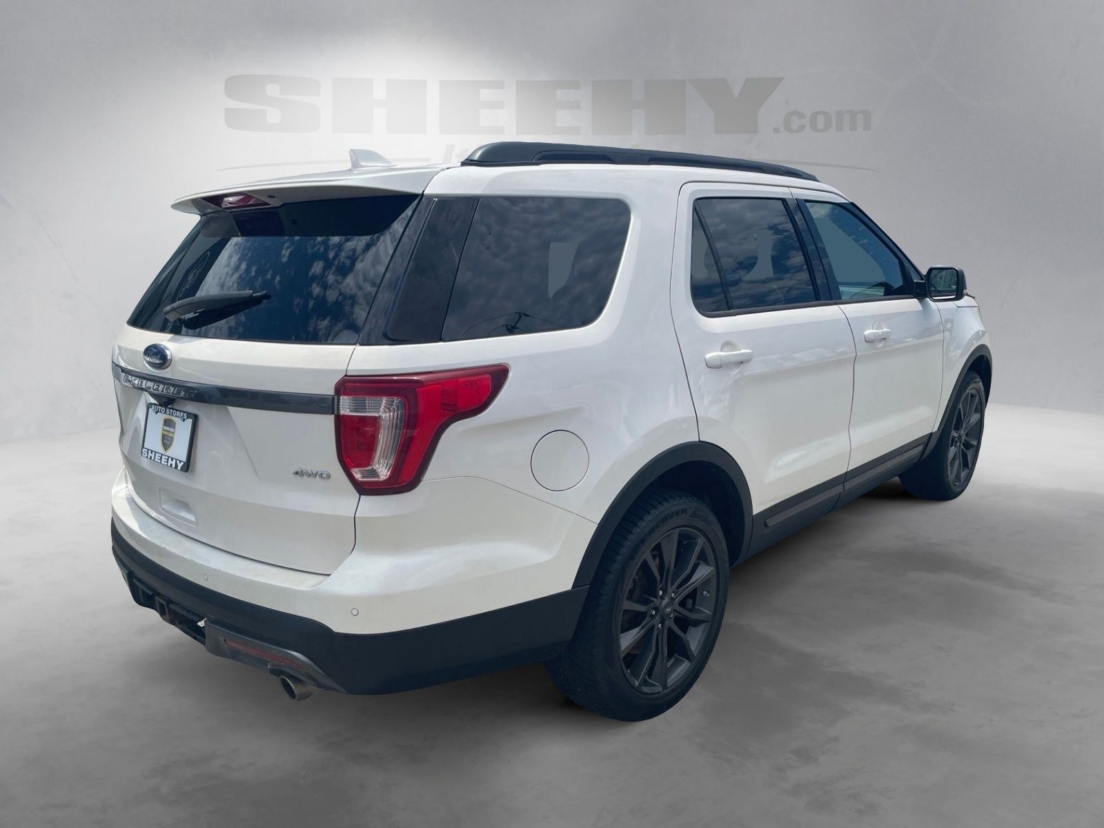 Used 2017 White Platinum Clearcoat Metallic Ford XLT image 4