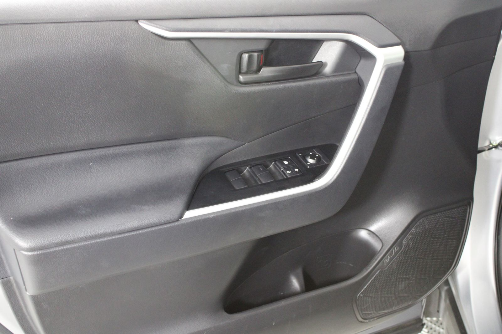 Used 2025 Silver Toyota LE image 20
