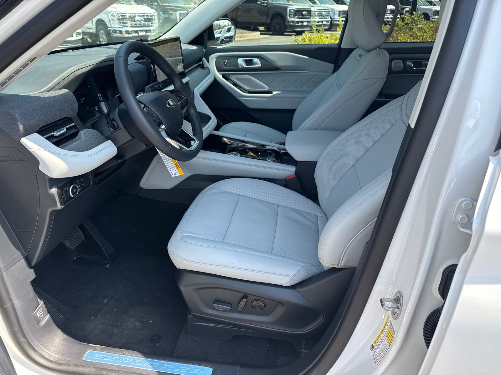 New 2026 Star White Metallic Tri-Coat Ford Platinum™ image 10