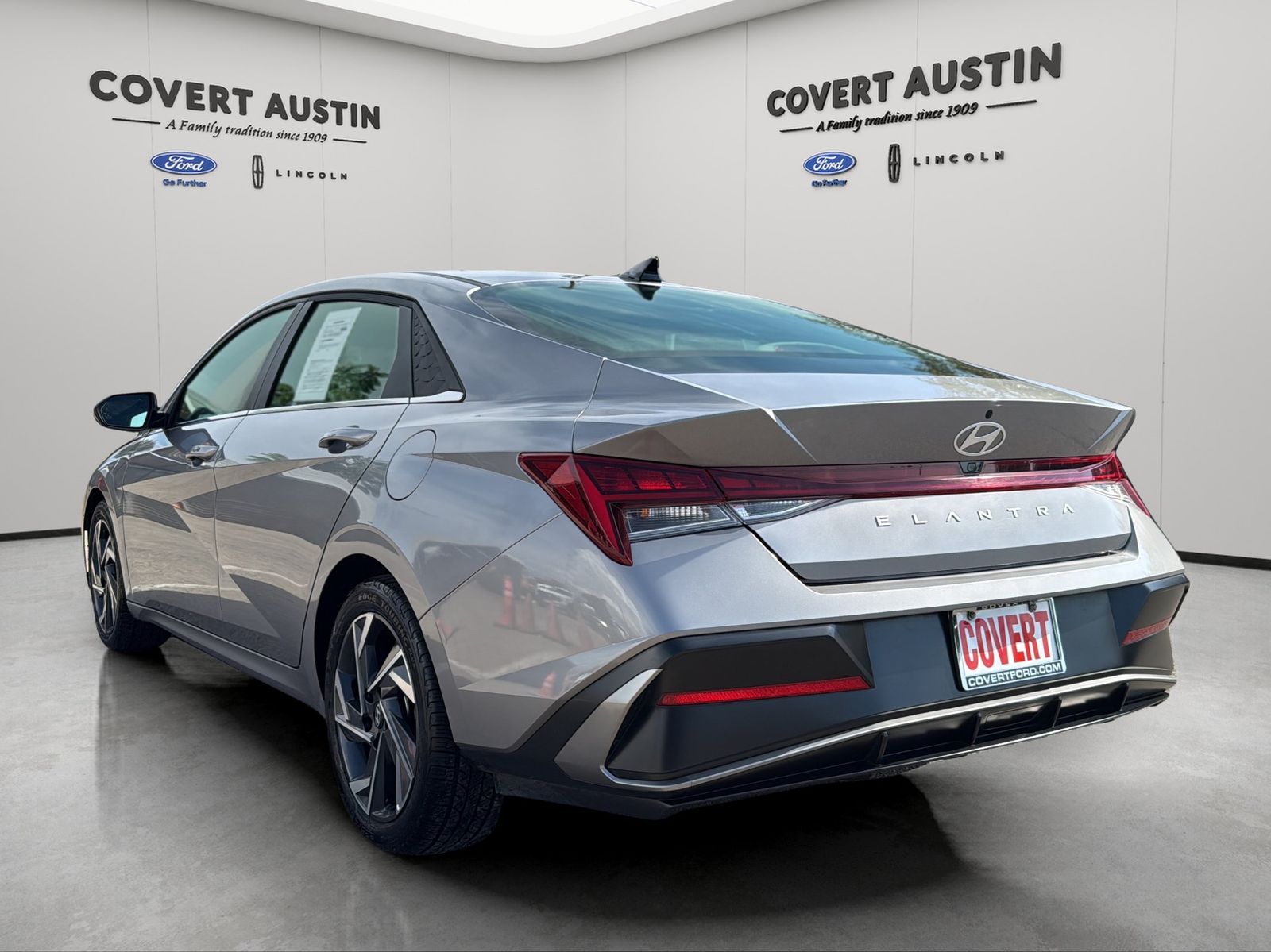 Used 2025 Gray Hyundai SEL Convenience image 3