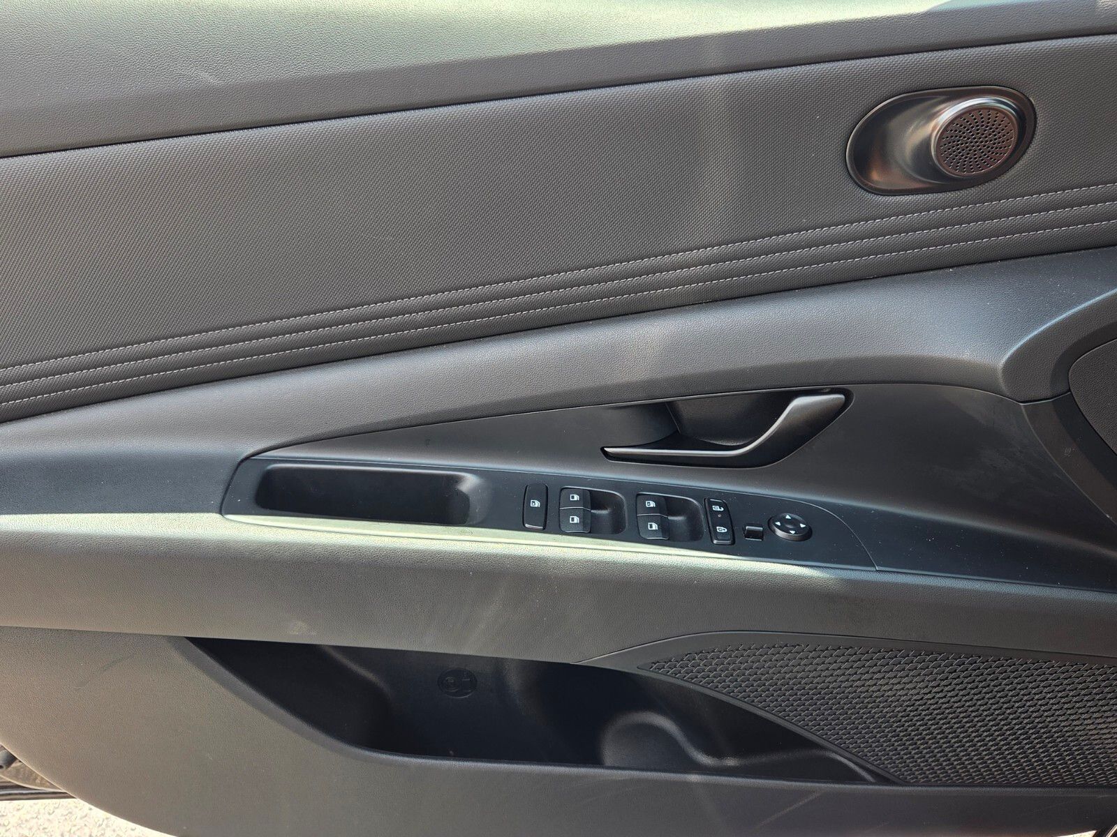 Used 2025 Black Hyundai SEL Sport image 29