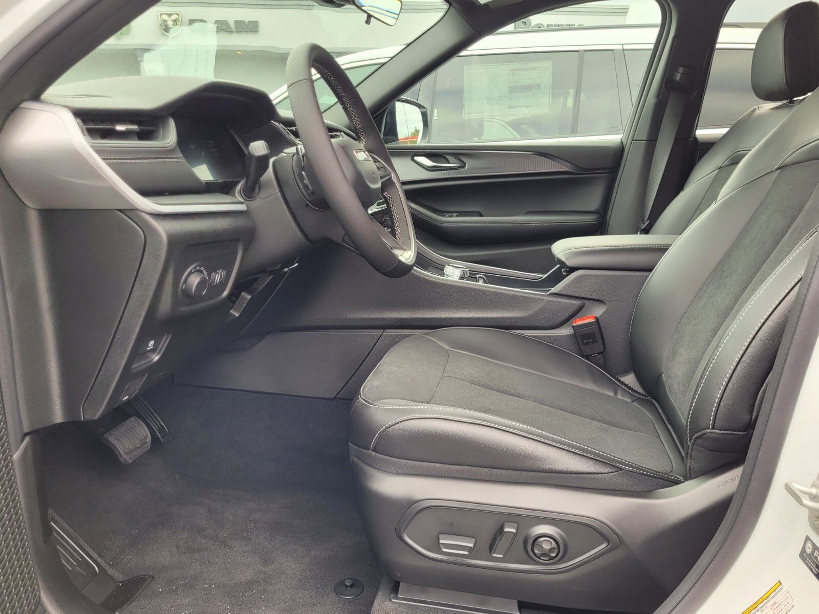 2025 Jeep Grand Cherokee Altitude X photo 3