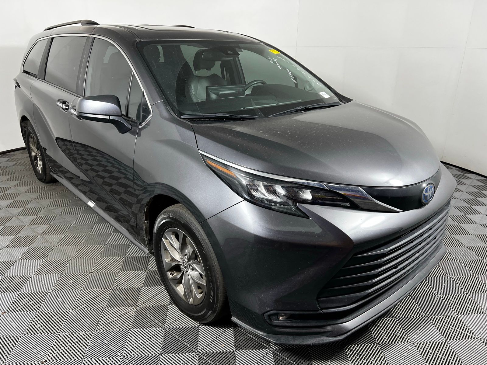 Thumbnail: 2025 Toyota Sienna - 3