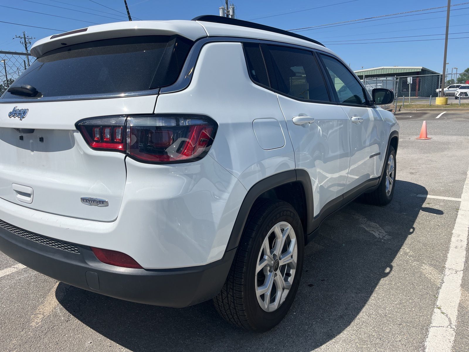 Used 2025 White Jeep Latitude image 8