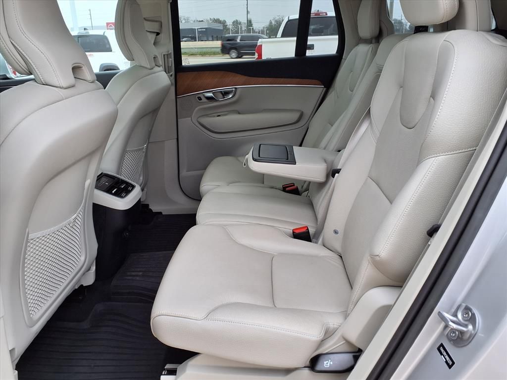 2022 Volvo XC90 T6 Momentum Silver at DeMontrond Auto Country