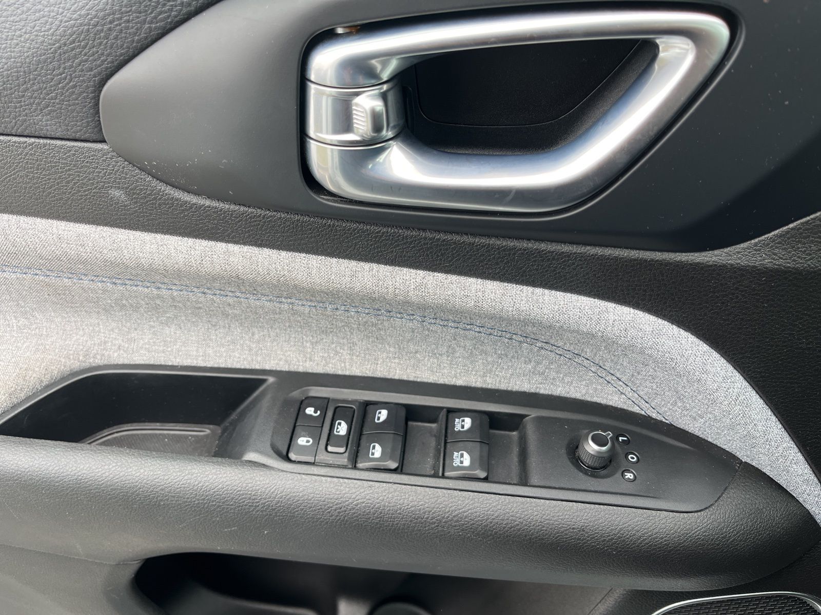Used 2025 White Jeep Latitude image 13