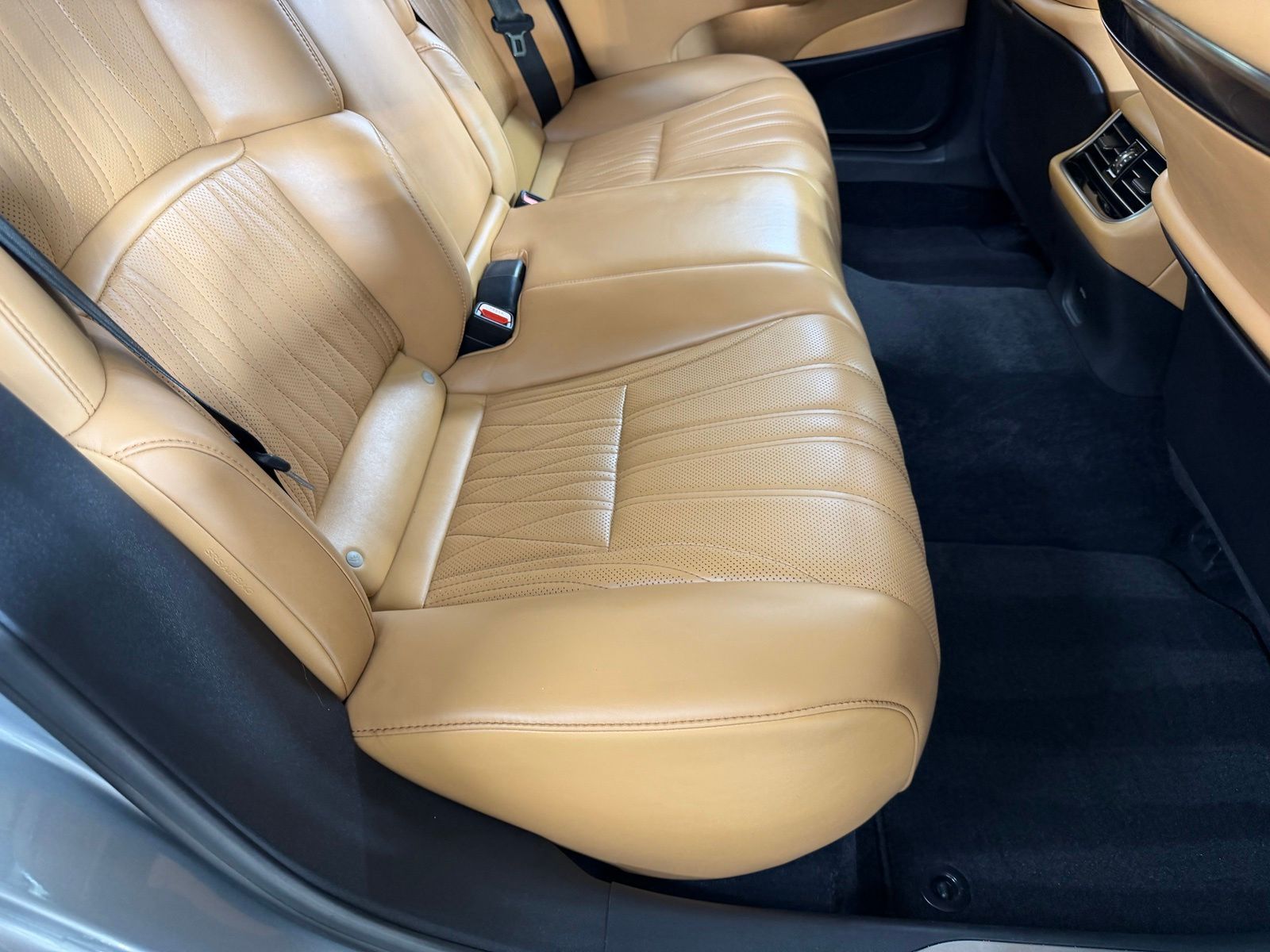 Used 2021 Silver Lexus 500 AWD image 33