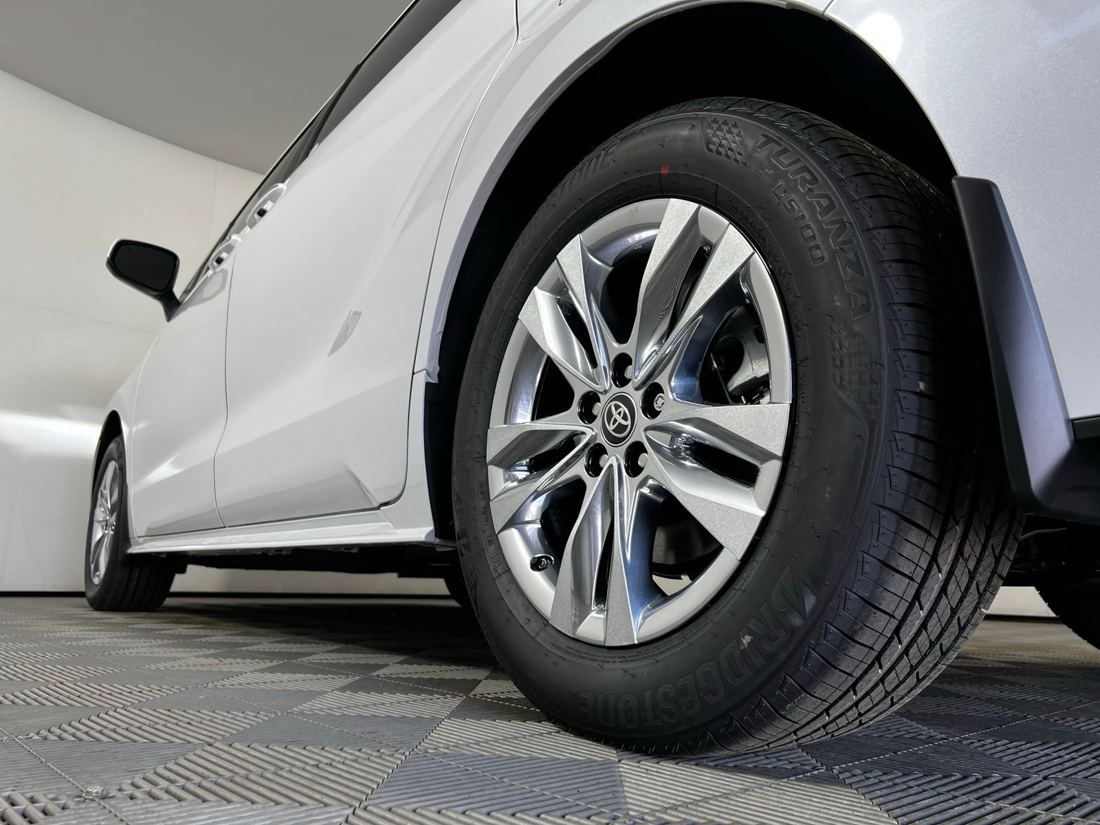 2025 Toyota Sienna XLE 18