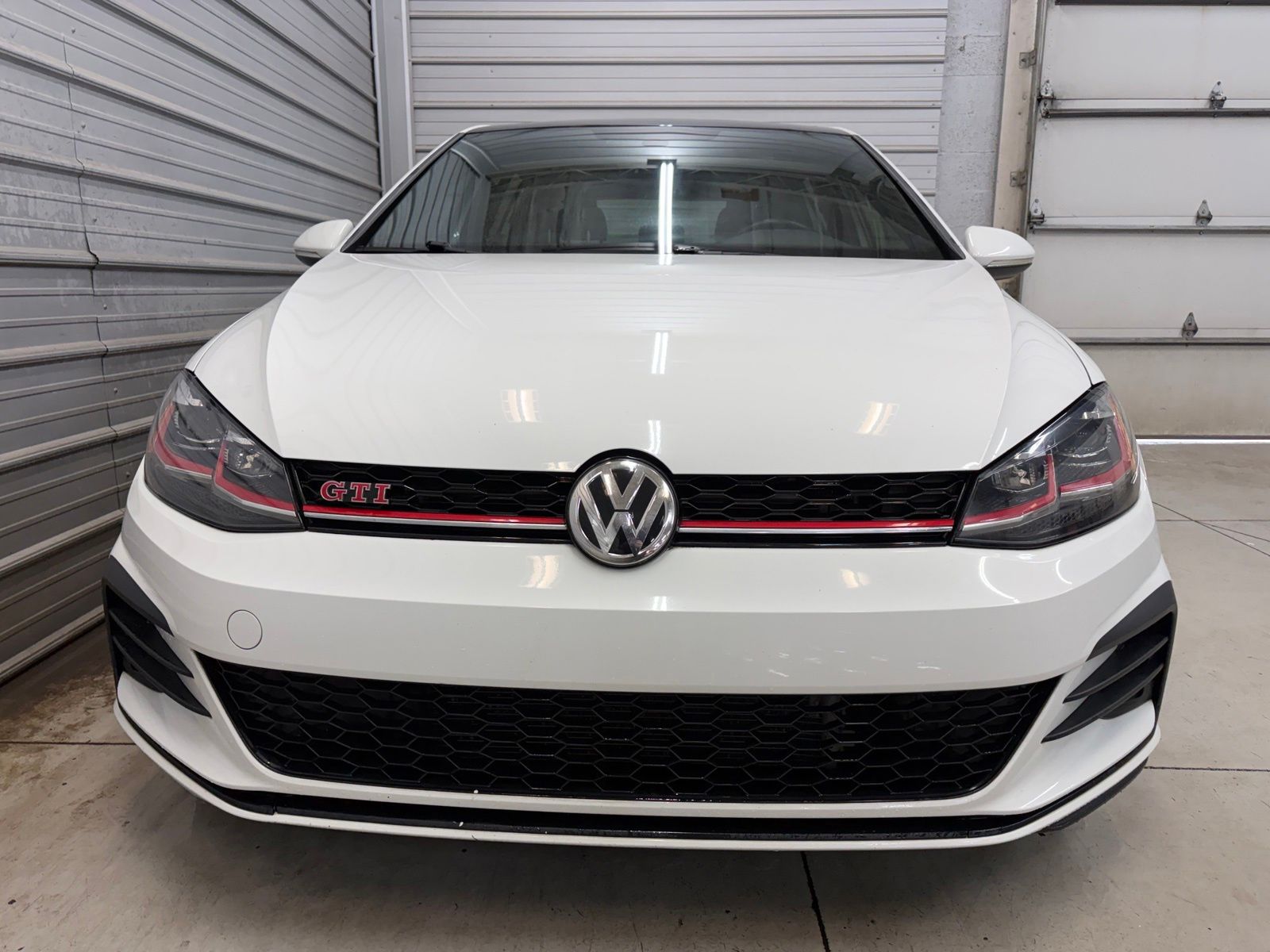 Photo 2 of 2020 Volkswagen Golf GTI SE