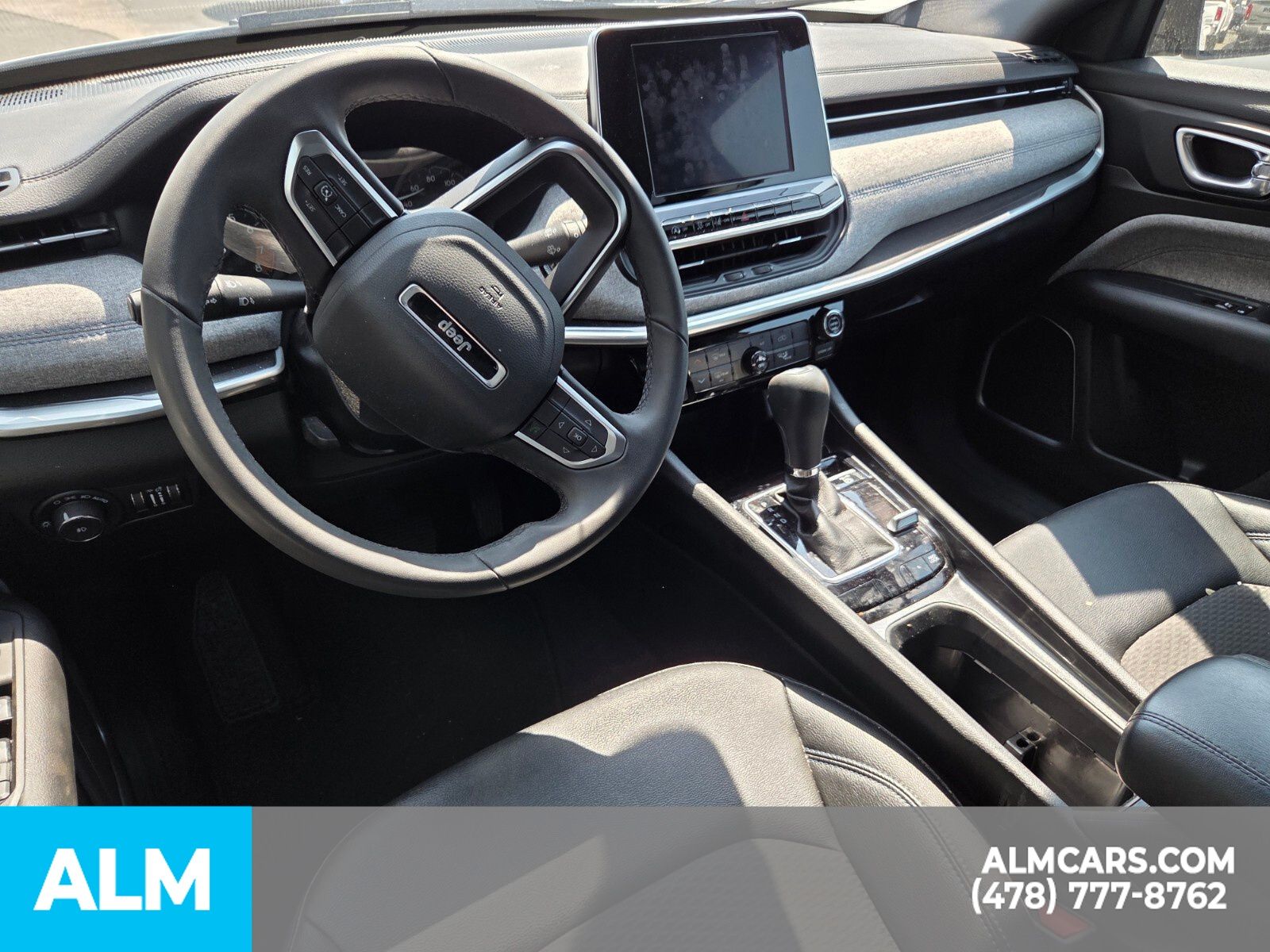Used 2025 White Jeep Latitude image 12