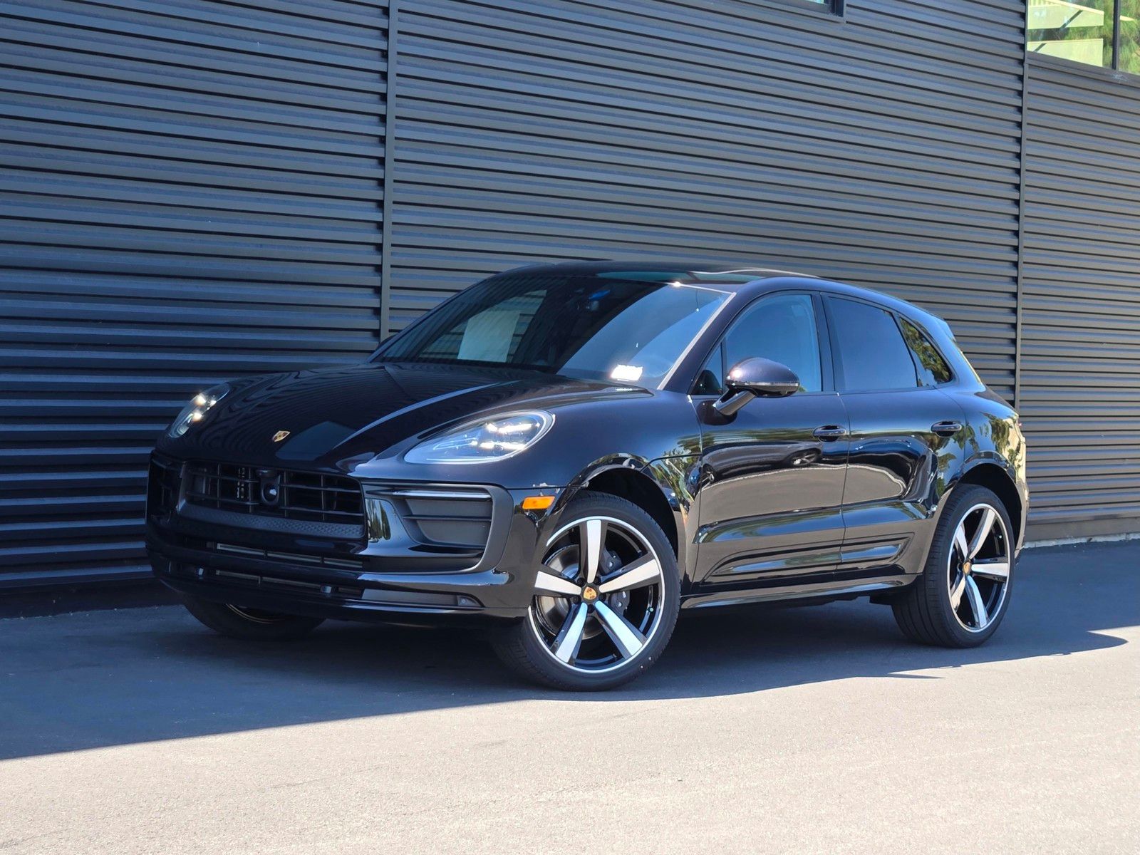 2026 Porsche Macan Base — full photo 1 of 27