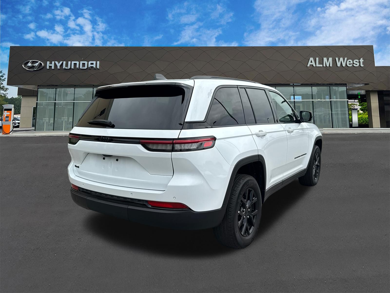Used 2025 White Jeep Altitude image 5