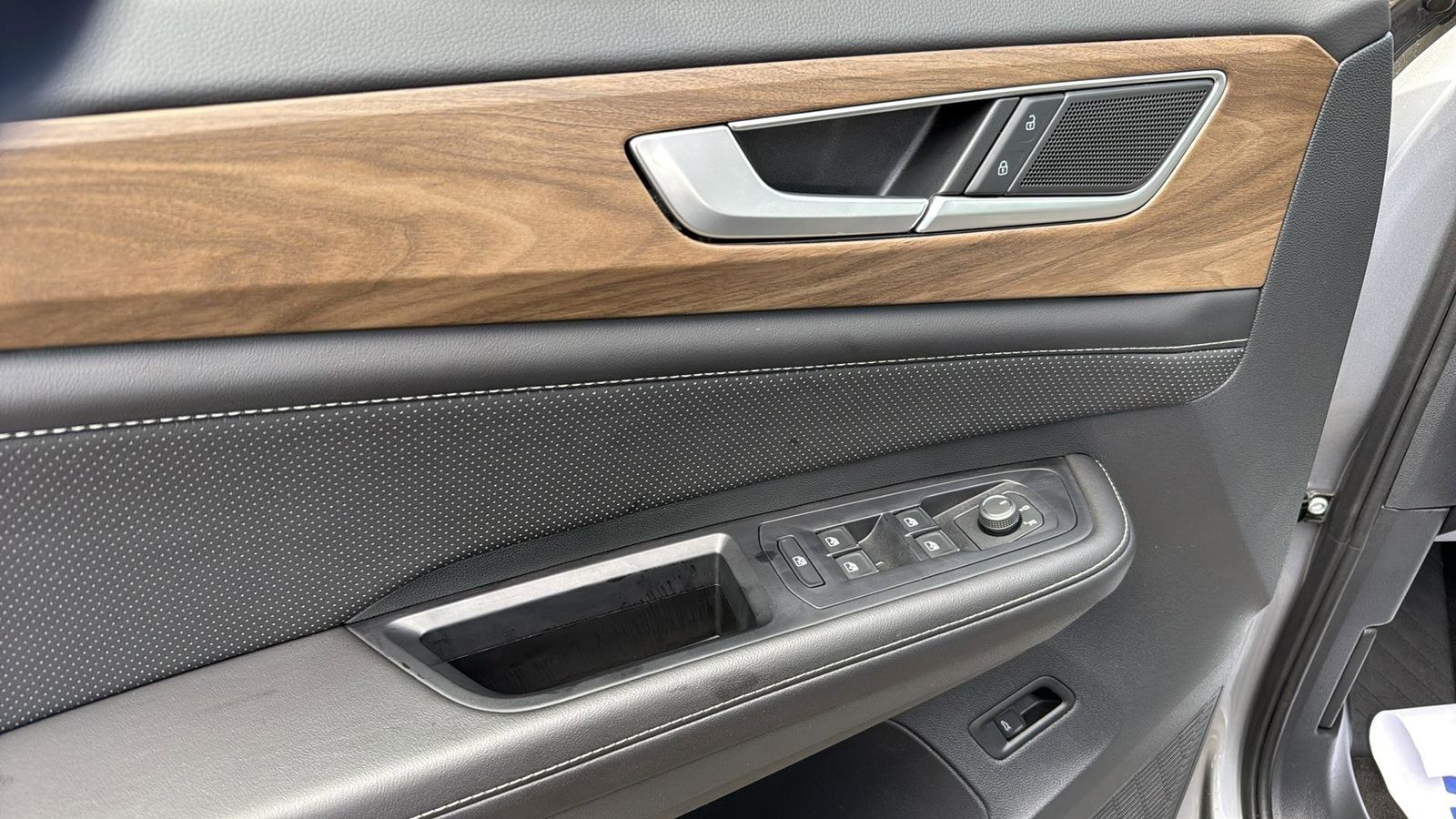 Used Car 2025 Volkswagen Atlas  2.0t Se W/technology For Sale Under $40,000 In Austin, Texas