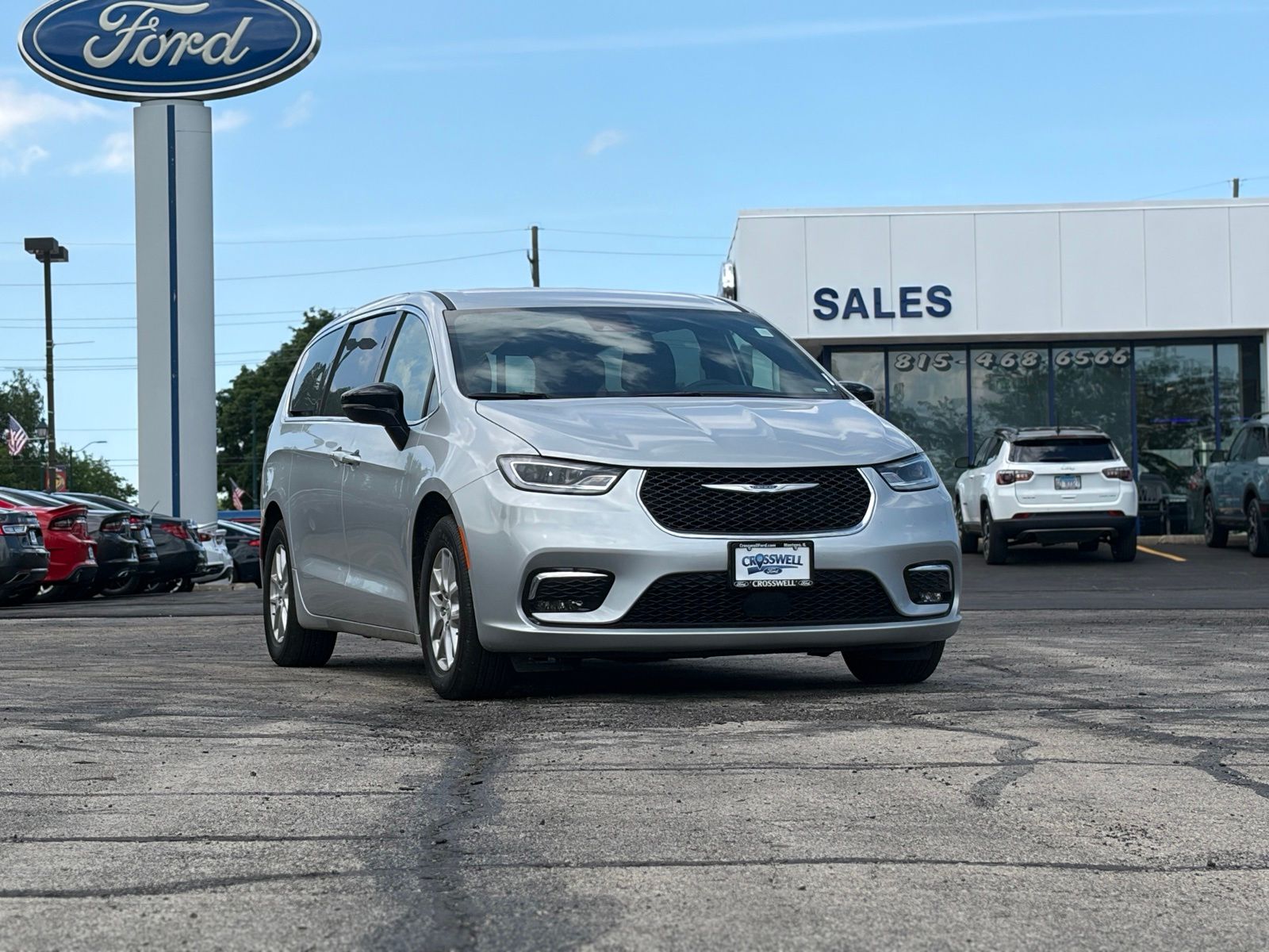 2026 Chrysler Pacifica Select's photo