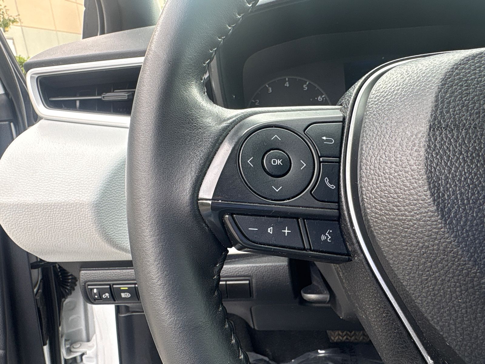 Used 2025 Ice Toyota SE image 15