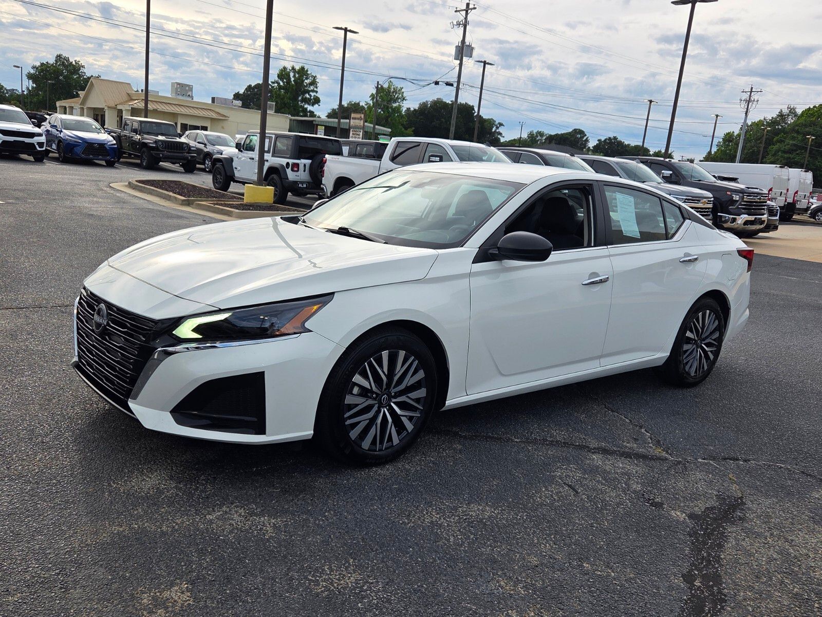Used 2025 Glacier White Nissan 2.5 SV image 3