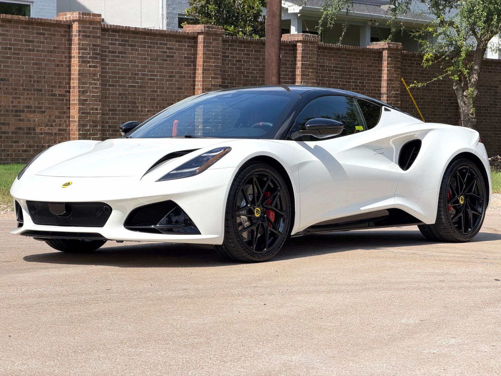 2026 Lotus Emira - Photo 8