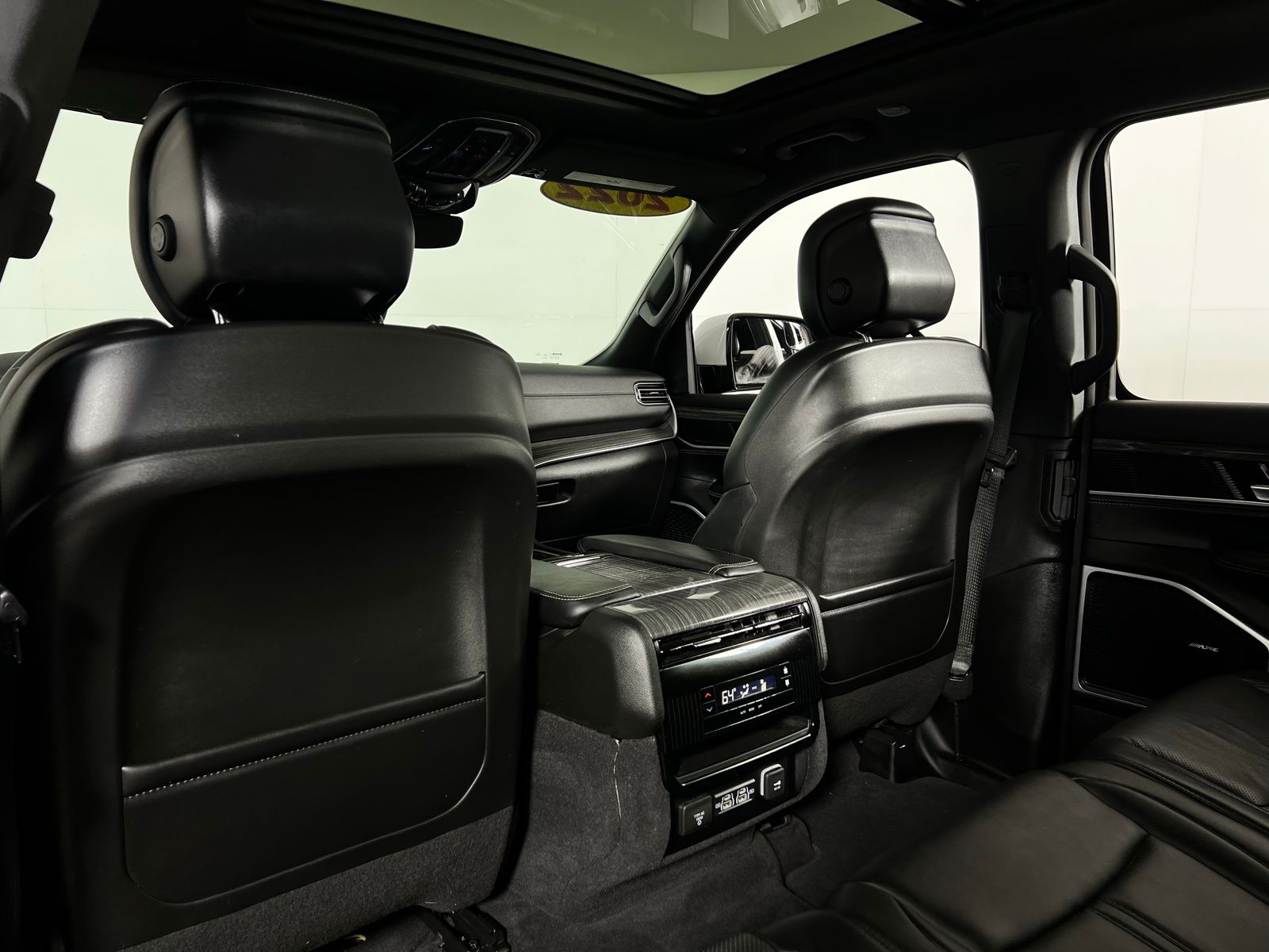 Thumbnail: 2022 Jeep Wagoneer - 25