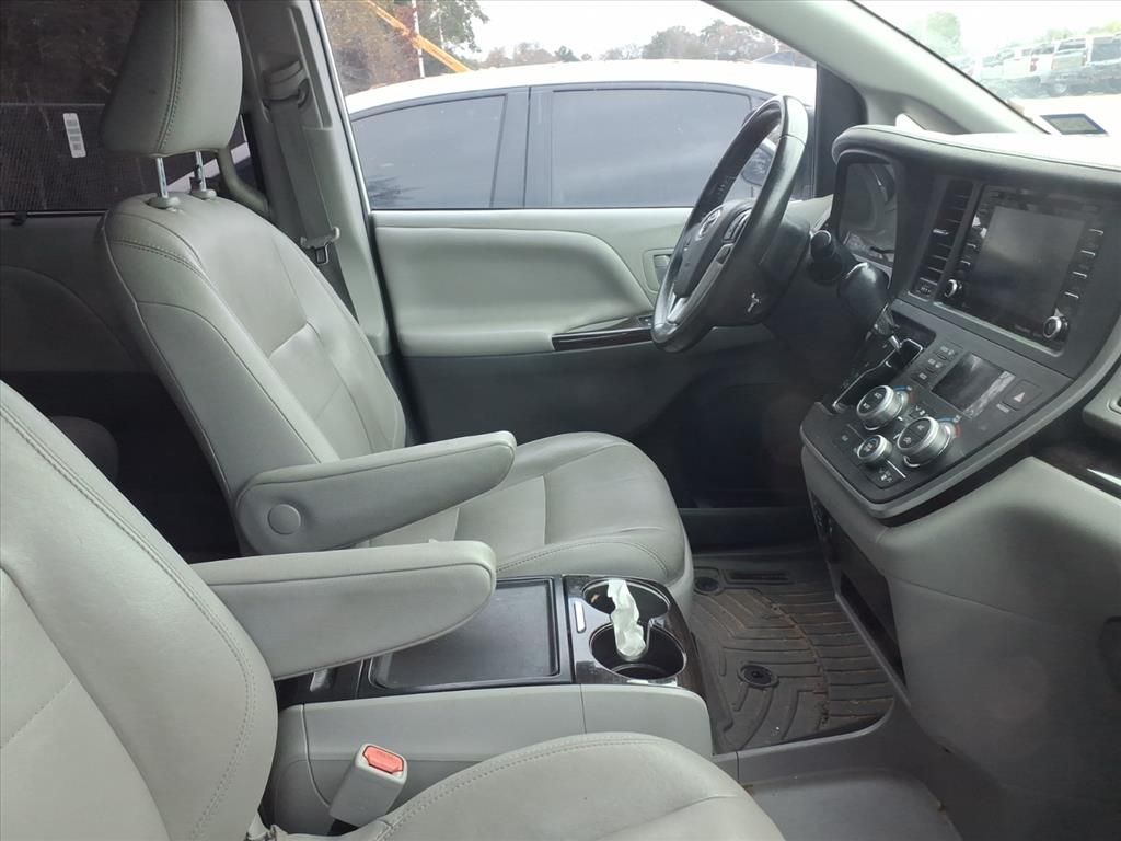 2020 Toyota Sienna XLE White at Community Toyota