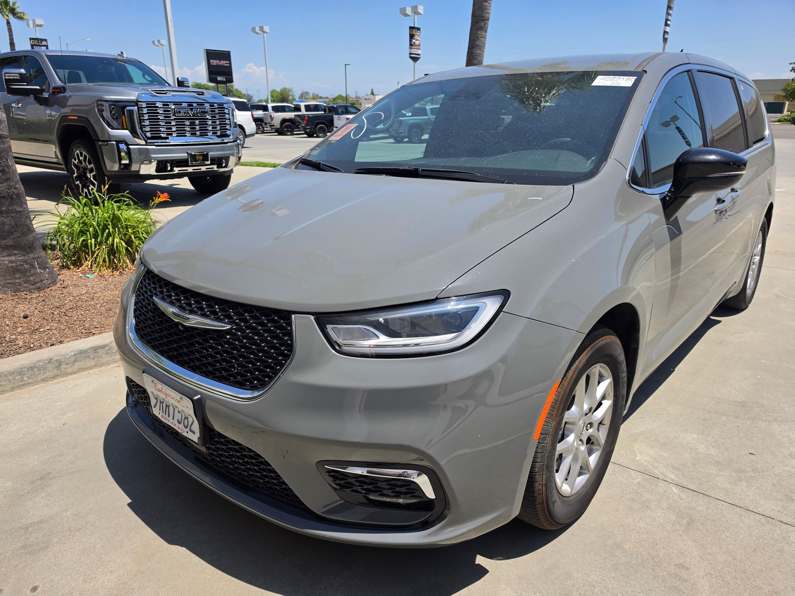 2025 Chrysler Pacifica Select's photo