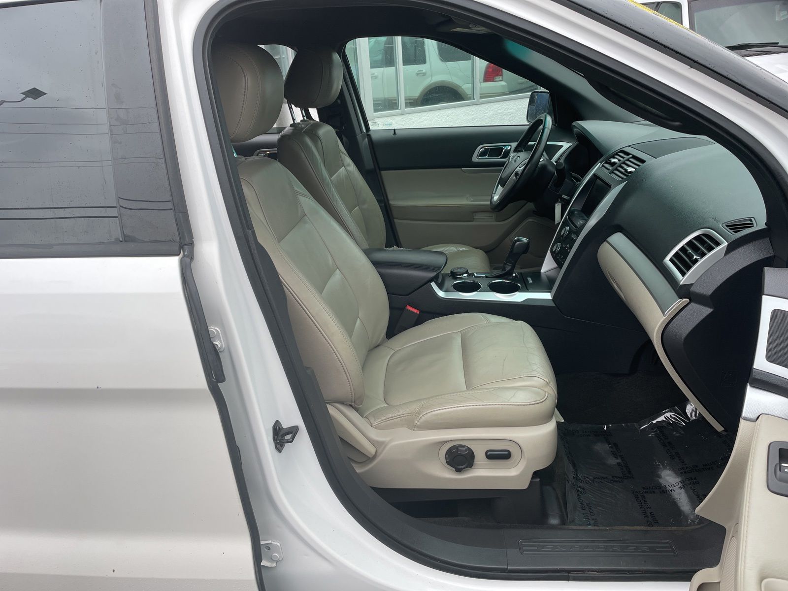 Used 2013 White Platinum Clearcoat Metallic Ford XLT image 18