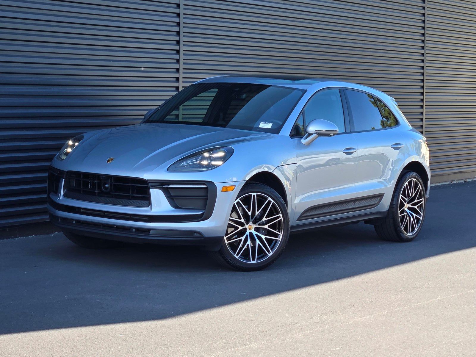 2025 Porsche Macan Base — full photo 1 of 27