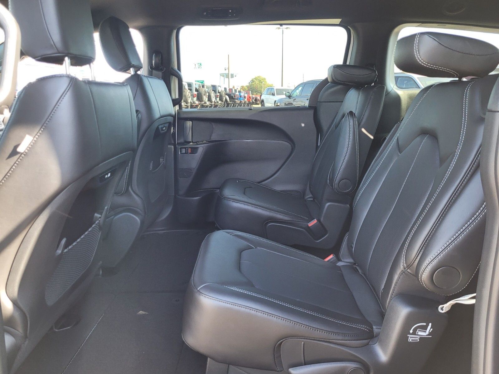 2026 Chrysler Pacifica photo 2